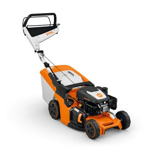 STIHL RM 443 T benzinska kosačica na beloj pozadini