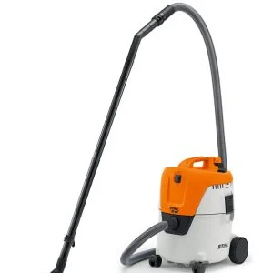 STIHL SE 62 na beloj pozadini