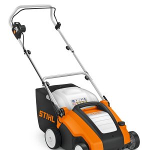 STIHL RLE 240 električni prozračivač travnjaka na beloj pozadini