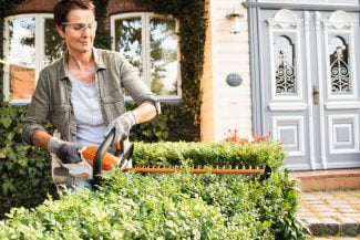 Žena radi sa STIHL baterijskim makazama