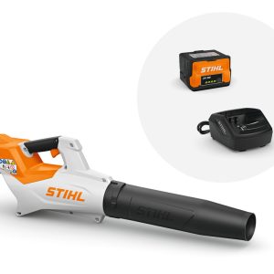 STIHL BGA 50 sa baterijom i punjačem na beloj pozadini